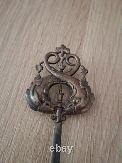 Grand Pique à Viande Service XIXe Métal Argenté Dragons Chimères Néorenaissanc