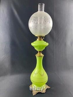 Grande lampe à huile en opaline verte à décor de guirlandes XIXe Napoléon III