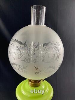 Grande lampe à huile en opaline verte à décor de guirlandes XIXe Napoléon III