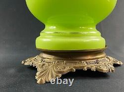 Grande lampe à huile en opaline verte à décor de guirlandes XIXe Napoléon III