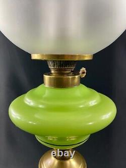 Grande lampe à huile en opaline verte à décor de guirlandes XIXe Napoléon III