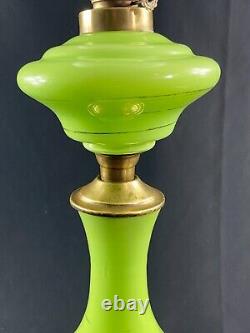 Grande lampe à huile en opaline verte à décor de guirlandes XIXe Napoléon III