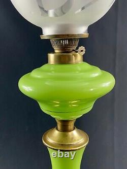 Grande lampe à huile en opaline verte à décor de guirlandes XIXe Napoléon III