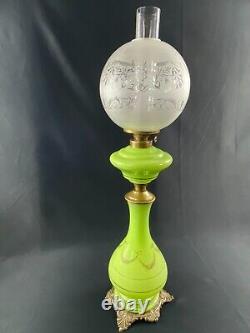 Grande lampe à huile en opaline verte à décor de guirlandes XIXe Napoléon III