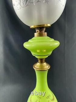 Grande lampe à huile en opaline verte à décor de guirlandes XIXe Napoléon III