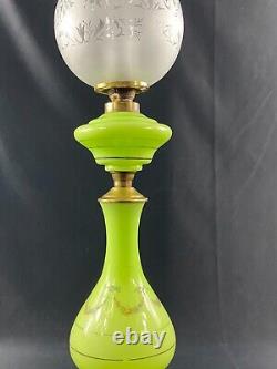 Grande lampe à huile en opaline verte à décor de guirlandes XIXe Napoléon III