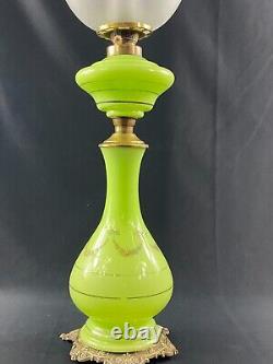 Grande lampe à huile en opaline verte à décor de guirlandes XIXe Napoléon III