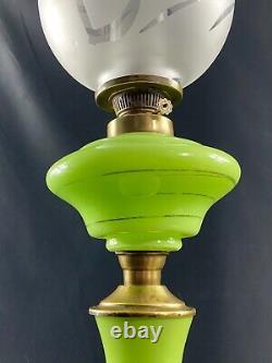 Grande lampe à huile en opaline verte à décor de guirlandes XIXe Napoléon III