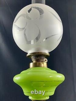 Grande lampe à huile en opaline verte à décor de guirlandes XIXe Napoléon III