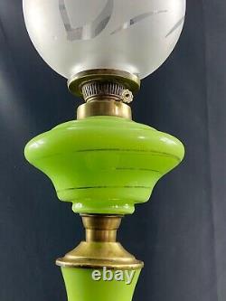 Grande lampe à huile en opaline verte à décor de guirlandes XIXe Napoléon III