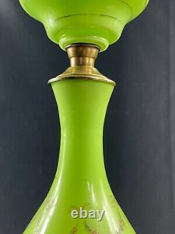 Grande lampe à huile en opaline verte à décor de guirlandes XIXe Napoléon III