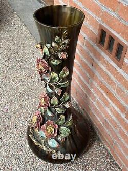 Important Vase à décor de roses en barbotine d'époque Napoleon III, XIXe