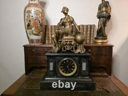 Imposante pendule de cheminée Napoléon III en marbre noir et régule doré XIXe