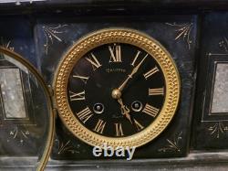 Imposante pendule de cheminée Napoléon III en marbre noir et régule doré XIXe