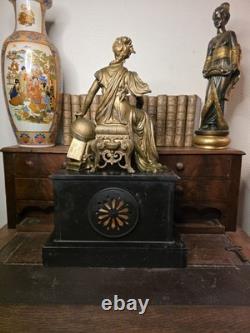 Imposante pendule de cheminée Napoléon III en marbre noir et régule doré XIXe