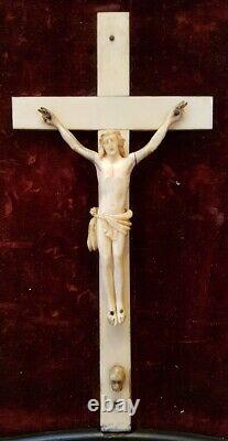 Jesus Christ Sur La Croix / Crucifix Xixe Os Sur Velours + Cadre Napoleon III