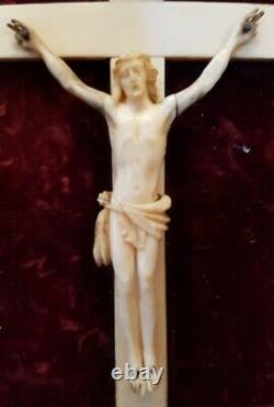 Jesus Christ Sur La Croix / Crucifix Xixe Os Sur Velours + Cadre Napoleon III