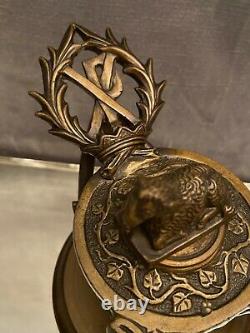 Lampe à huile bronze XIXe piétement griffe décor croix de Malte brebis, couronne