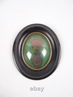 Médaille de Sainte Hélène XIXe Napoléon III cadre en bois noir et verre bombé