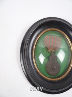Médaille de Sainte Hélène XIXe Napoléon III cadre en bois noir et verre bombé