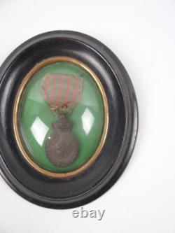 Médaille de Sainte Hélène XIXe Napoléon III cadre en bois noir et verre bombé