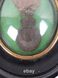 Médaille de Sainte Hélène XIXe Napoléon III cadre en bois noir et verre bombé