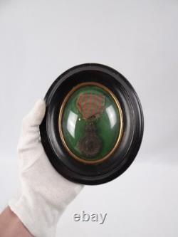 Médaille de Sainte Hélène XIXe Napoléon III cadre en bois noir et verre bombé