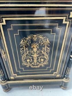 Meuble Napoléon III a une porte en bois noir et marquetrie de laiton XIX siècle
