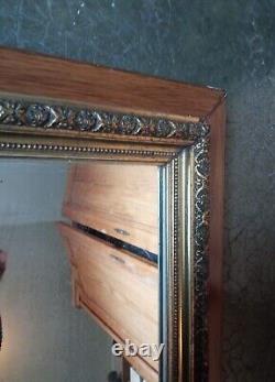Miroir Napoléon III en bois et stucs dorés à la feuille Fin du XIXe siècle
