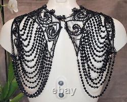 Napoleon 3 XIX collier plastron perles de jais corsage capelet cape victorien