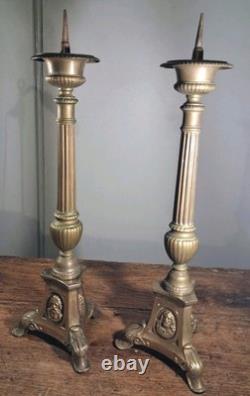 PAIRE DE PIQUE-CIERGES D'AUTEL SAINTE TRINITE EN LAITON OU BRONZE XIX ème S