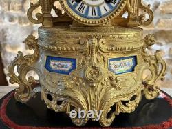 PENDULE DORÉE XIX ème PORCELAINE SÈVRES Signée THAIS DUPREZ Socle Napoléon III