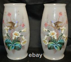 Paie de vases opalin. Décor émallé d'oiseaux et fleurs. Époque Napoléon III. XIXè