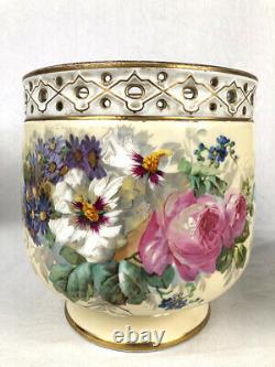 Paire de grands cache-pots en porcelaine à décor de fleurs, XIXe