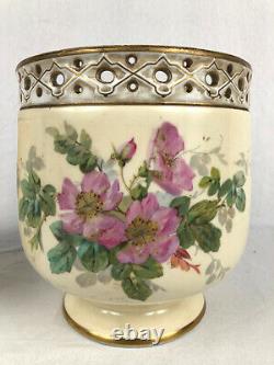 Paire de grands cache-pots en porcelaine à décor de fleurs, XIXe