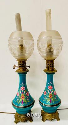 Paire de lampes à pétrole Napoléon III en porcelaine à décor floral. XIX siècle
