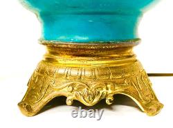 Paire de lampes à pétrole Napoléon III en porcelaine à décor floral. XIX siècle
