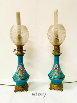 Paire de lampes à pétrole Napoléon III en porcelaine à décor floral. XIX siècle