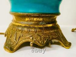 Paire de lampes à pétrole Napoléon III en porcelaine à décor floral. XIX siècle