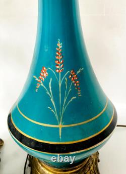 Paire de lampes à pétrole Napoléon III en porcelaine à décor floral. XIX siècle
