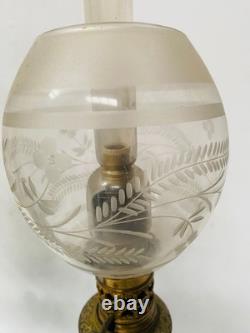 Paire de lampes à pétrole Napoléon III en porcelaine à décor floral. XIX siècle
