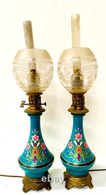 Paire de lampes à pétrole Napoléon III en porcelaine à décor floral. XIX siècle