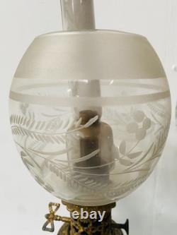 Paire de lampes à pétrole Napoléon III en porcelaine à décor floral. XIX siècle