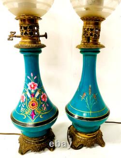 Paire de lampes à pétrole Napoléon III en porcelaine à décor floral. XIX siècle