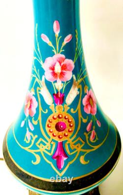 Paire de lampes à pétrole Napoléon III en porcelaine à décor floral. XIX siècle