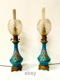 Paire de lampes à pétrole Napoléon III en porcelaine à décor floral. XIX siècle