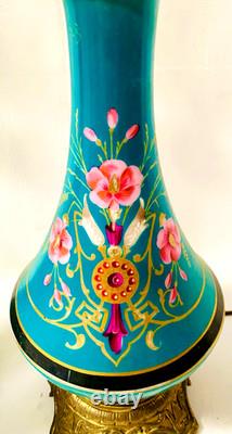 Paire de lampes à pétrole Napoléon III en porcelaine à décor floral. XIX siècle