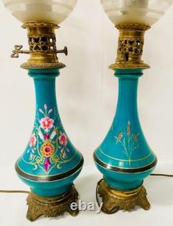 Paire de lampes à pétrole Napoléon III en porcelaine à décor floral. XIX siècle