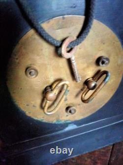 Pendule de cheminée Napoléon III fin XIXè, marbre noir et couleur, avec sa clé