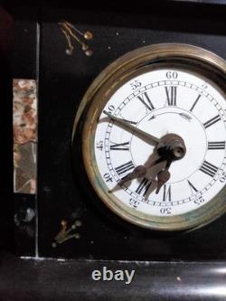 Pendule de cheminée Napoléon III fin XIXè, marbre noir et couleur, avec sa clé